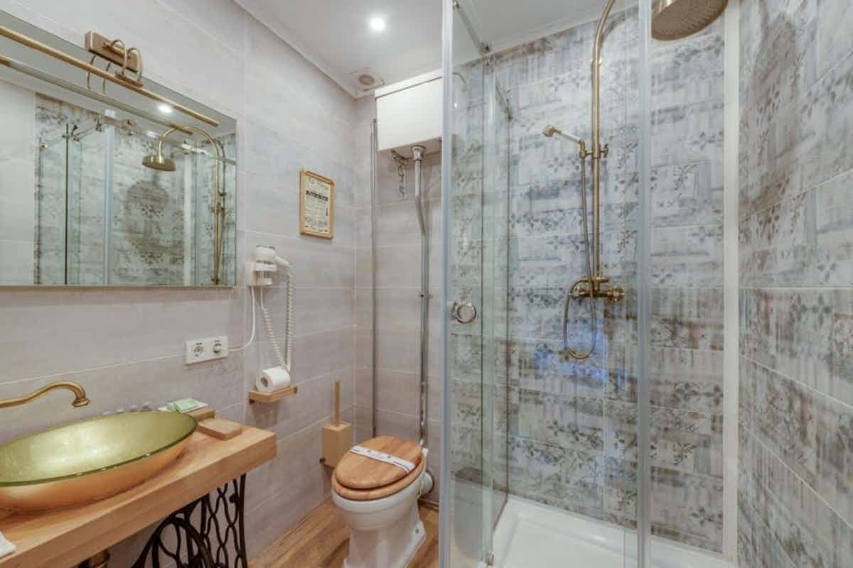 picture of a frameless glass shower